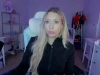 Hey daar! Mijn naam is Nina ❤️
Ik ben een lekkere geile dame en ik doe graag sexy dingen, zoals hier mijn grote kont en borsten laten zien hehe..