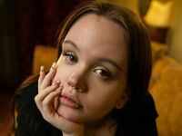 camgirl fingering shaved pussy SarandaRyan