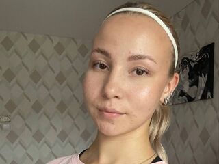 camslut fingering pussy CatrinaWakley