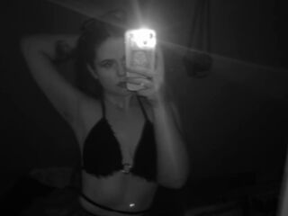 girl showing tits DoloresHuesing