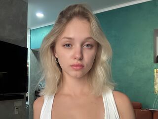 naughty cam girl fingering shaved pussy EveMorrison