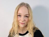 girl fingering bald pussy KamiMellema