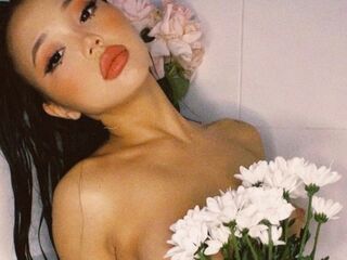 cam girl playing with sextoy LeonaBellmont