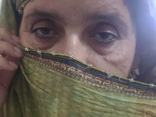 naked webcam girl photo MahiKimi