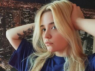 naughty cam girl fingering pussy MonnieMoniz