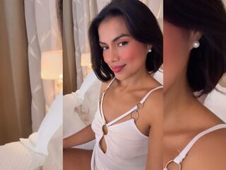 girl showing tits PerlaMoonroe
