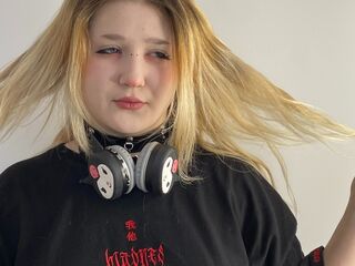 masturbating camgirl PilarVanhee