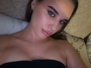 camgirl spreading pussy RhiannonJumper